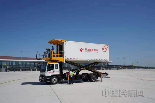 nEO_IMG_东航航食车辆参与大兴演练-东航供图