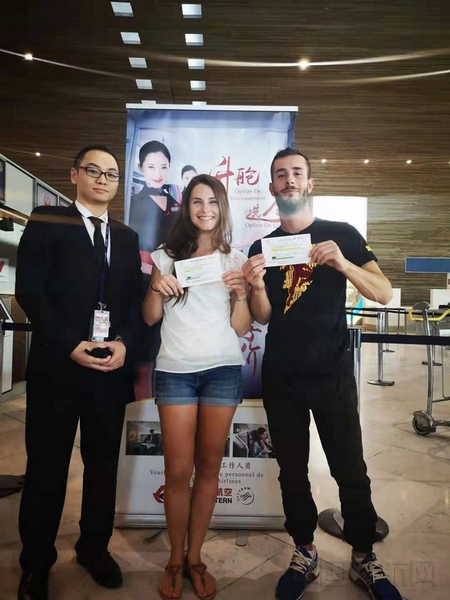 MU570航班旅客留影纪念自己的行程-东航供图.jpg