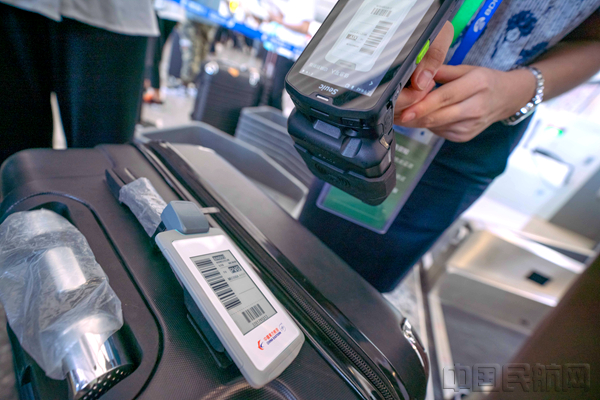通过”5G+RFID“可以及时跟踪查询挂着永久电子行李牌的托运行李_副本.jpg