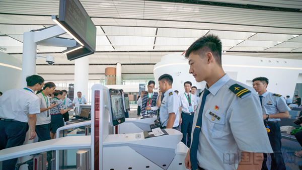 演练测试人脸识别功能-东航供图_副本.jpg
