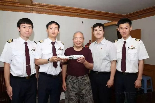 如今的东航飞行员与倪介祥交流-东航供图.jpg 如今的东航飞行员与倪介祥交流-东航供图.jpg