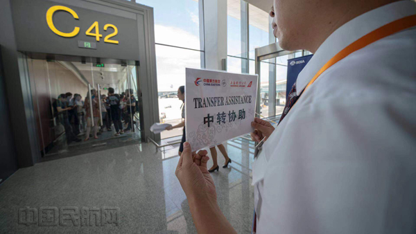 东航地服人员在大兴演练中转保障-东航供图_副本.jpg
