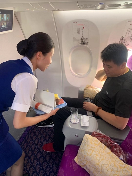 山东航空乘务组给旅客送上生日问候-山航供图.jpg 山东航空乘务组给旅客送上生日问候-山航供图.jpg