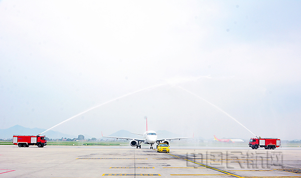 图  河内机场为北部湾航空南宁=河内首航航班举行水门迎接仪式~.jpg