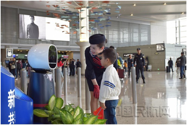 接待小旅客的东航地服机器人“东东”-通讯员王迪琼摄~.jpg