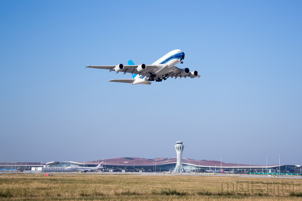 9月25日,南航旗舰机型空客A380从大兴机场率先起飞,大兴机场正式投入运营。汪洋 摄.jpg 9月25日,南航旗舰机型空客A380从大兴机场率先起飞,大兴机场正式投入运营。汪洋 摄.jpg