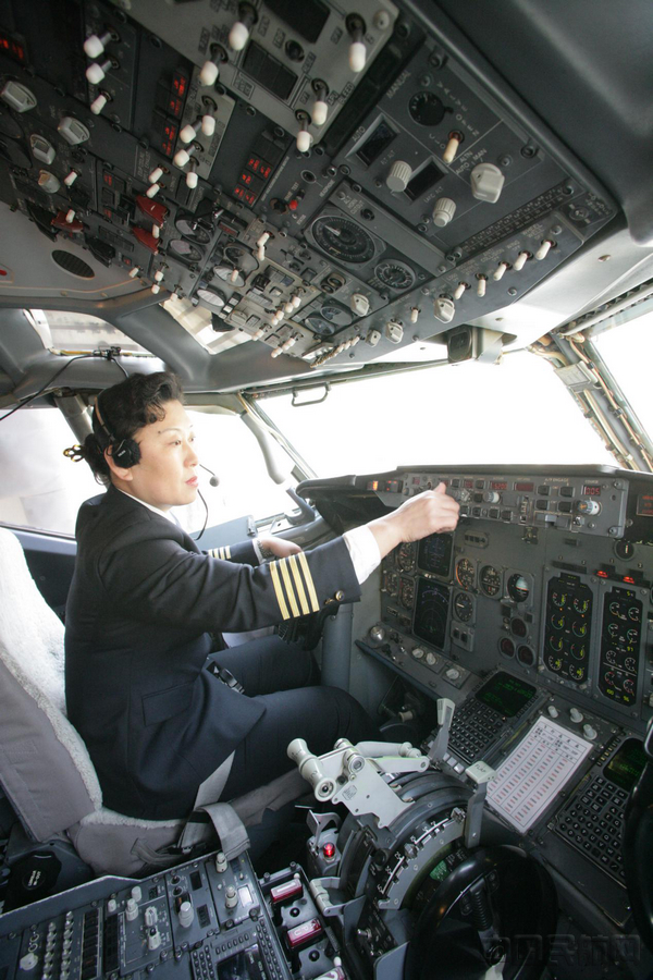 王惠是山航第一位女飞行员 第一位女机长.jpg