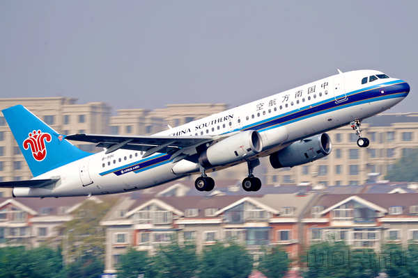王有勉 摄影 南航一架空客A320飞机从大连机场起飞.jpg 王有勉 摄影 南航一架空客A320飞机从大连机场起飞.jpg
