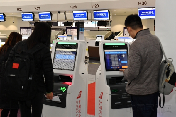 东航在大兴机场投入了“5G+”智能化地服设施-税宁摄.jpg 东航在大兴机场投入了“5G+”智能化地服设施-税宁摄.jpg