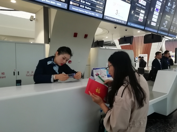 东航工作人员接待旅客咨询-钱擘摄.jpg 东航工作人员接待旅客咨询-钱擘摄.jpg