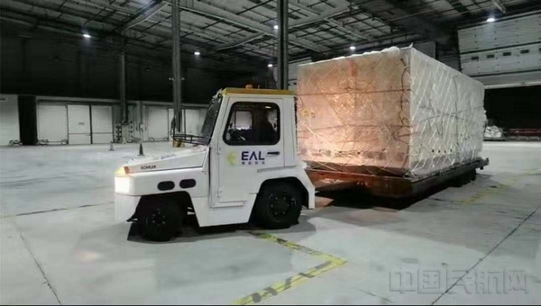 东航物流装卸第二代“会飞的汽车”-东航供图.jpg 东航物流装卸第二代“会飞的汽车”-东航供图.jpg