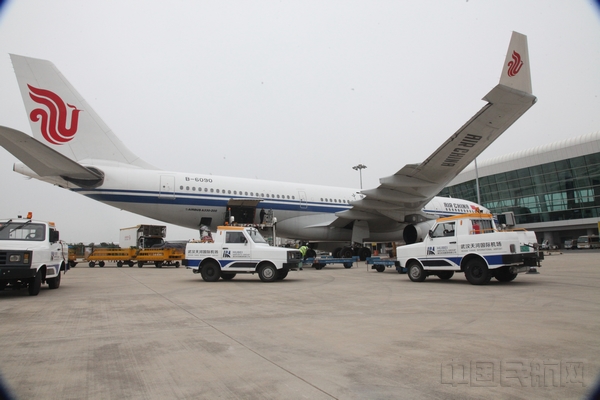 10 做好空客A330过站保障 摄影:徐志祥.jpg 10 做好空客A330过站保障 摄影:徐志祥.jpg