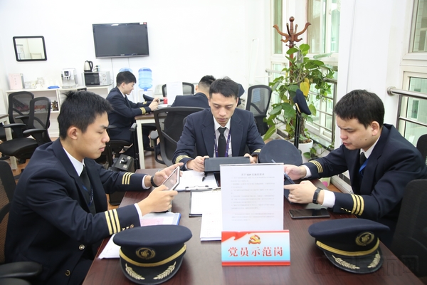 01 机组认真进行航前准备 摄影:宫庆海.jpg 01 机组认真进行航前准备 摄影:宫庆海.jpg