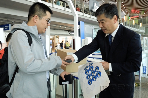 国航地面工作人员为旅客配送进博会主题航班宣传品(摄影:葛晗颖)13.jpg 国航地面工作人员为旅客配送进博会主题航班宣传品(摄影:葛晗颖)13.jpg