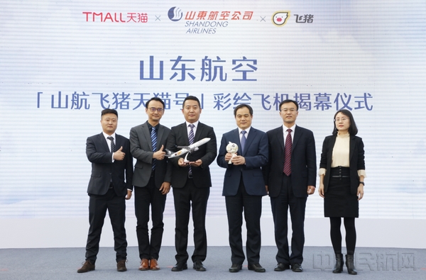 双方领导交换礼品.jpg 双方领导交换礼品.jpg