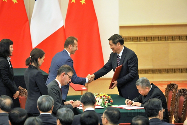 中国国家发展和改革委员会主任何立峰（右站立者）与空中客车公司首席执行官傅里（左三）代表双方签署协议 摄影：Ludovic MARIN (AFP)13.jpg