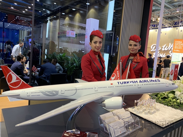 土航空乘身着新一代制服亮相进博会-土航供图03.jpg