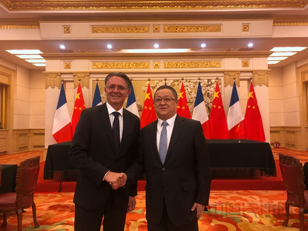 多彩贵州航空公司董事长李仕炅(右)与CFM 国际总裁兼首席执行官盖尔·梅赫斯特(左)签署协议1.jpg 多彩贵州航空公司董事长李仕炅(右)与CFM 国际总裁兼首席执行官盖尔·梅赫斯特(左)签署协议1.jpg
