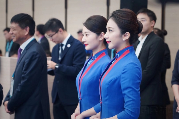 进博保障岗位上的东航空乘志愿者-吴骁周摄.jpg 进博保障岗位上的东航空乘志愿者-吴骁周摄.jpg