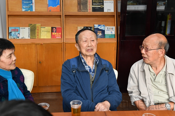 2019年10月23日,东航老前辈们在东航公寓接受采访,追忆同“两航”起义参与者的交往(左起依次崔绍珍、纪人胜、张清德)22.jpg 2019年10月23日,东航老前辈们在东航公寓接受采访,追忆同“两航”起义参与者的交往(左起依次崔绍珍、纪人胜、张清德)22.jpg