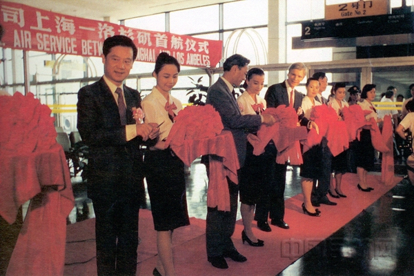 1991年8月6日，由纪人胜驾驶的东航第一条远程国际航线上海一洛杉矶航线正式开航。21.jpg