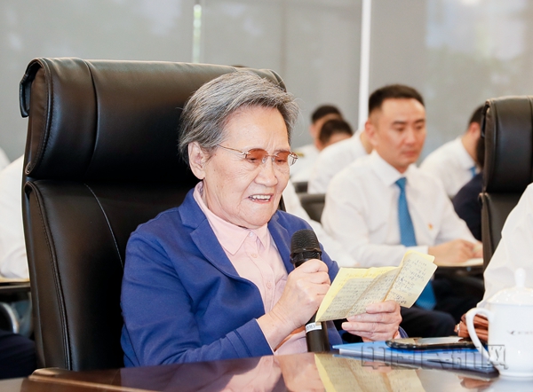 1 钱镭老人进行分享2.jpg