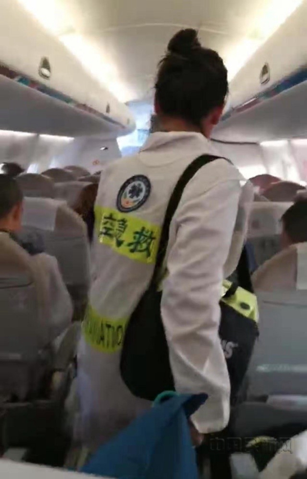 图二 机上急救03.jpg 图二 机上急救03.jpg