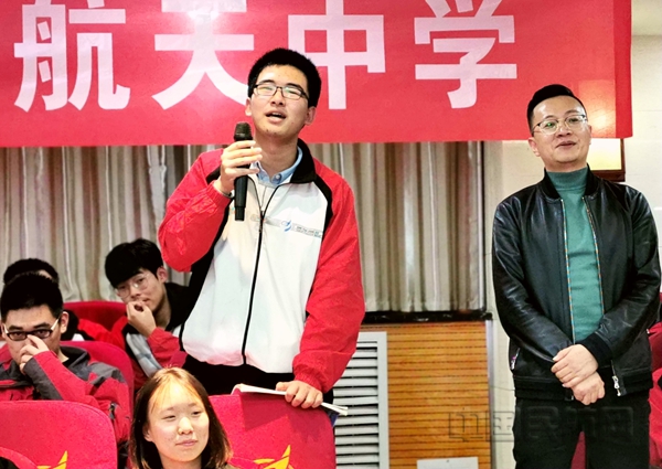 图为男同学在提问——夏靖超摄3.jpg 图为男同学在提问——夏靖超摄3.jpg