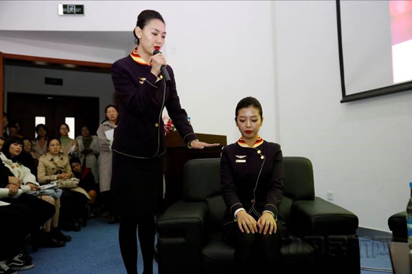 图四 乘务教员陈超(左)讲解防冲击姿势3.jpg 图四 乘务教员陈超(左)讲解防冲击姿势3.jpg