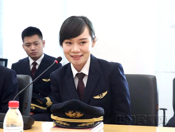 nEO_IMG_东航90后女飞行员向老局长提问.jpg nEO_IMG_东航90后女飞行员向老局长提问.jpg