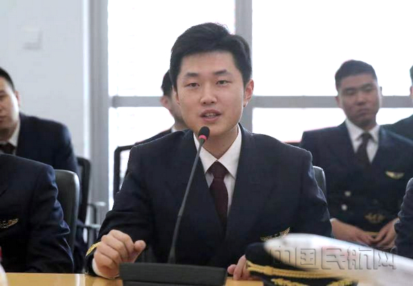 nEO_IMG_90后飞行员就当代飞行员应该如何肩负历史责任请教老局长.jpg nEO_IMG_90后飞行员就当代飞行员应该如何肩负历史责任请教老局长.jpg