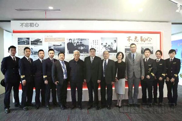 nEO_IMG_东航领导陪同胡局长参观上海飞行部历史陈列室.jpg nEO_IMG_东航领导陪同胡局长参观上海飞行部历史陈列室.jpg