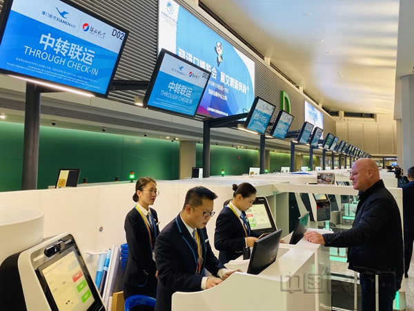 厦门航空和旗下河北航空也继续在虹桥T1保留人工服务柜台,方便旅客根据不同需求选用-厦航供图07.jpg 厦门航空和旗下河北航空也继续在虹桥T1保留人工服务柜台,方便旅客根据不同需求选用-厦航供图07.jpg
