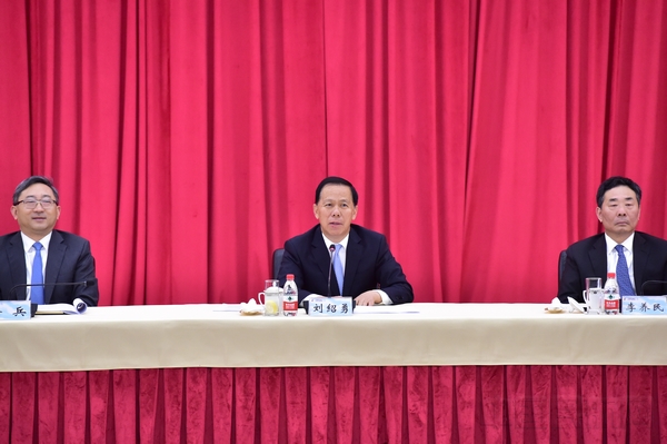 东航集团董事长、党组书记刘绍勇在宣讲会上作宣讲报告-通讯员张弘历摄.jpg 东航集团董事长、党组书记刘绍勇在宣讲会上作宣讲报告-通讯员张弘历摄.jpg