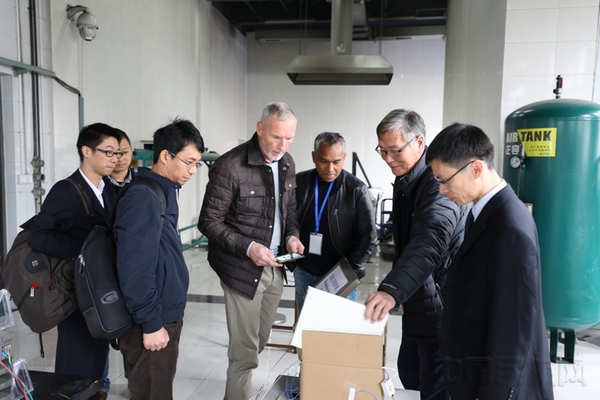 20与会专家对民航二所的锂电池新包装表现出浓厚兴趣.jpg 20与会专家对民航二所的锂电池新包装表现出浓厚兴趣.jpg