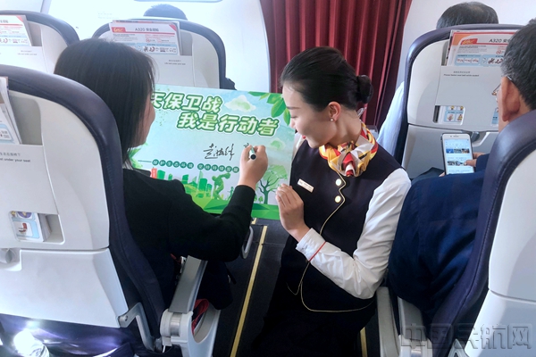 图 北部湾航空青秀乘务组与旅客朋友互动(北部湾航空供图)_副本.jpg