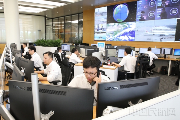 东航技术工作人员利用大数据分析开展预测维修-东航供图.jpg 东航技术工作人员利用大数据分析开展预测维修-东航供图.jpg