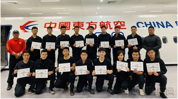 东航空保特勤队员在东航研发中心开展训练-通讯员严国良摄.jpg