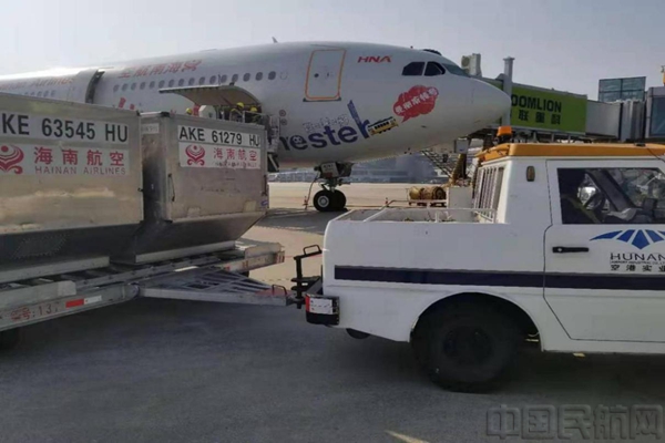 附图3：海南航空长沙基地行李牵引车运行.jpg