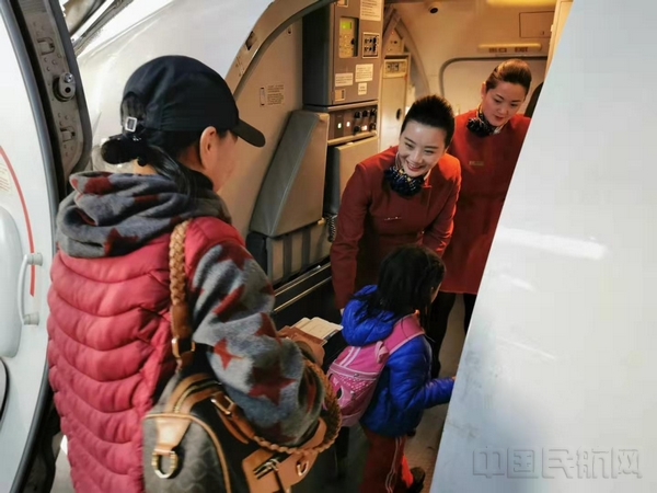 孩子和家属们正在乌兰巴托登机前往中国。摄影吴小春.jpg