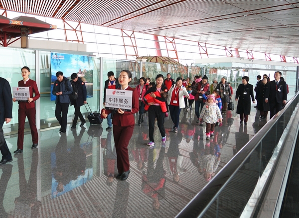23日中午，孩子和家属们到达北京首都机场，在国航地面服务人员的引导下进行转机。摄影林滨.jpg