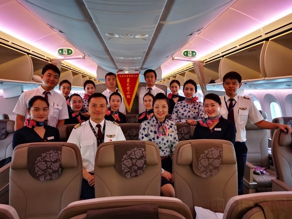 朱红梅与公司同事参加蓝天党小组活动.jpg 朱红梅与公司同事参加蓝天党小组活动.jpg