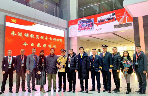 附图1:退休仪式合影留念_副本.jpg