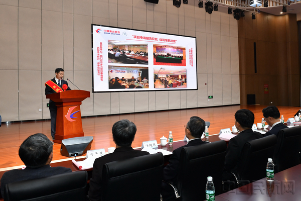 与会建设者开展交流-东航供图.jpg 与会建设者开展交流-东航供图.jpg