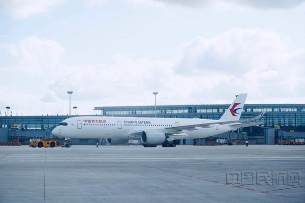 东航A350客机即将从浦东卫星厅首架出发执行浦东-罗马航班-东航供图_副本.jpg