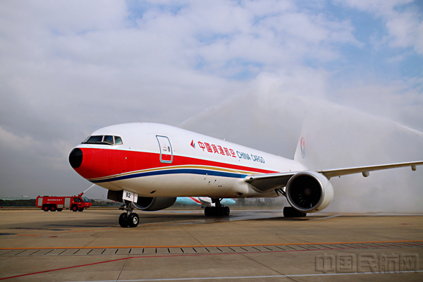 宁波机场以水门迎接东航物流旗下中国货运航空的全货机-东航供图_副本.jpg