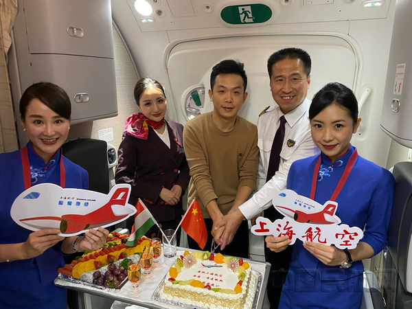 nEO_IMG_邀请旅客代表共同分享首航蛋糕.jpg nEO_IMG_邀请旅客代表共同分享首航蛋糕.jpg