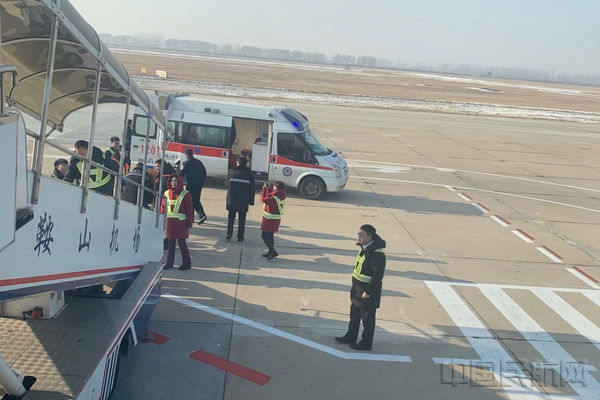上航航班飞抵鞍山机场，当地医护人员及时将旅客送医-上航供图.jpg