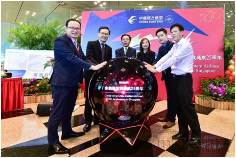 中新两国与会嘉宾庆祝通航25周年-东航供图.jpg 中新两国与会嘉宾庆祝通航25周年-东航供图.jpg