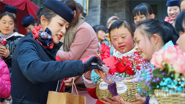 nEO_IMG_东航云南客舱部乘务员与“折翼小天使 ”们互动图：郭竞.jpg